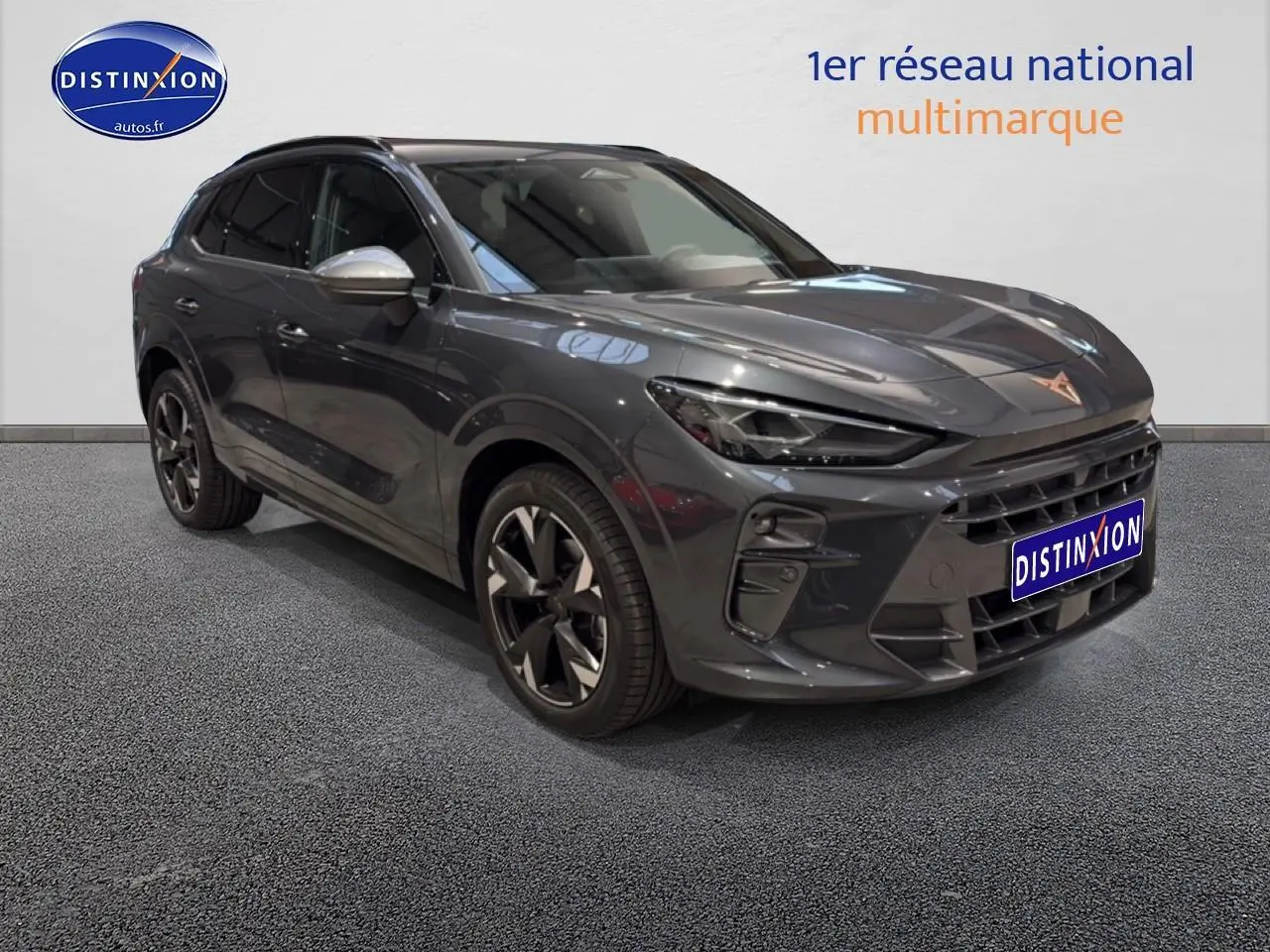 Vue 3/4 avant d'un CUPRA Terramar gris avec jantes 19 pouces et rétroviseurs argentés sur fond neutre.