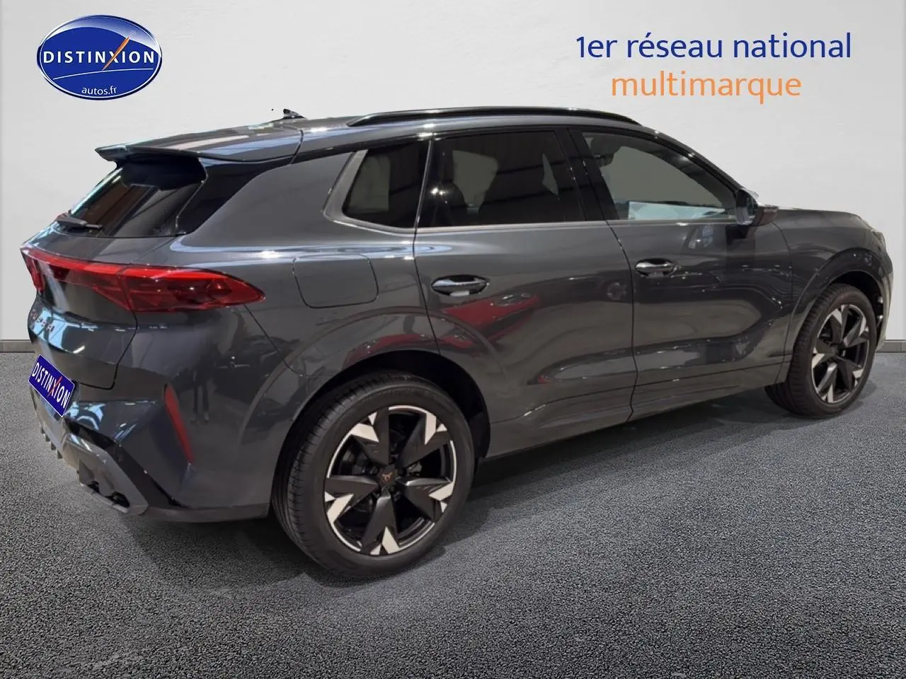 Vue côté droit arrière du CUPRA Terramar gris 2025 avec jantes 19 pouces et feux arrière LED.