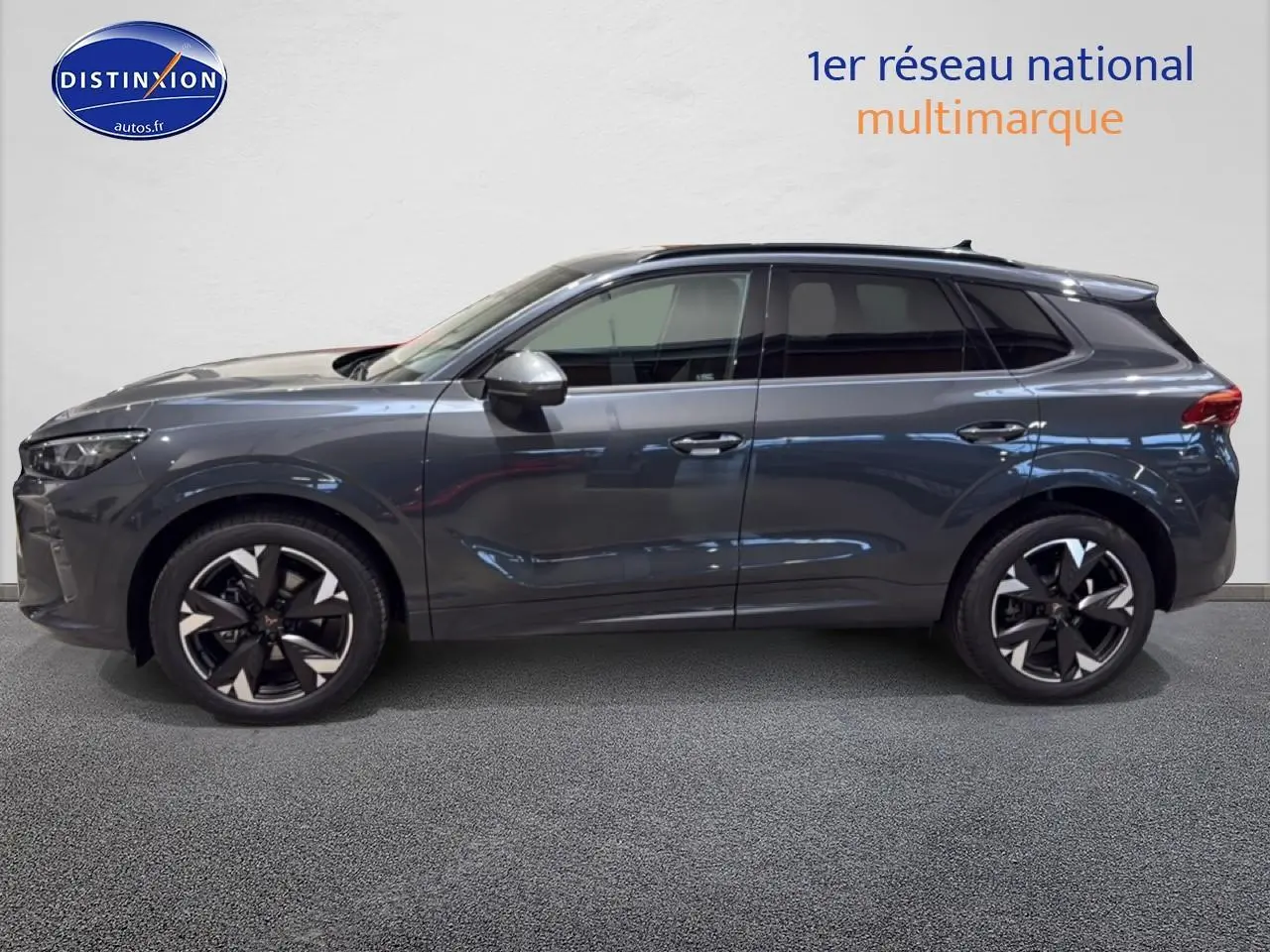 Vue latérale droite d'un SUV CUPRA TERRAMAR gris 2025 avec jantes 19 pouces et vitres surteintées.