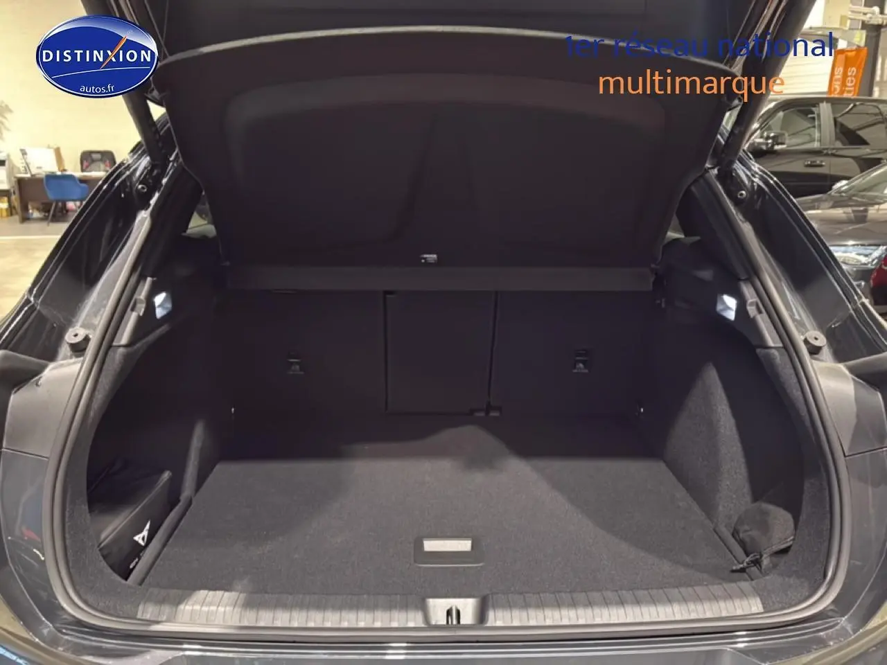 Coffre ouvert en vue arrière d'une CUPRA TERRAMAR gris 2025, montrant un espace de chargement spacieux et propre.