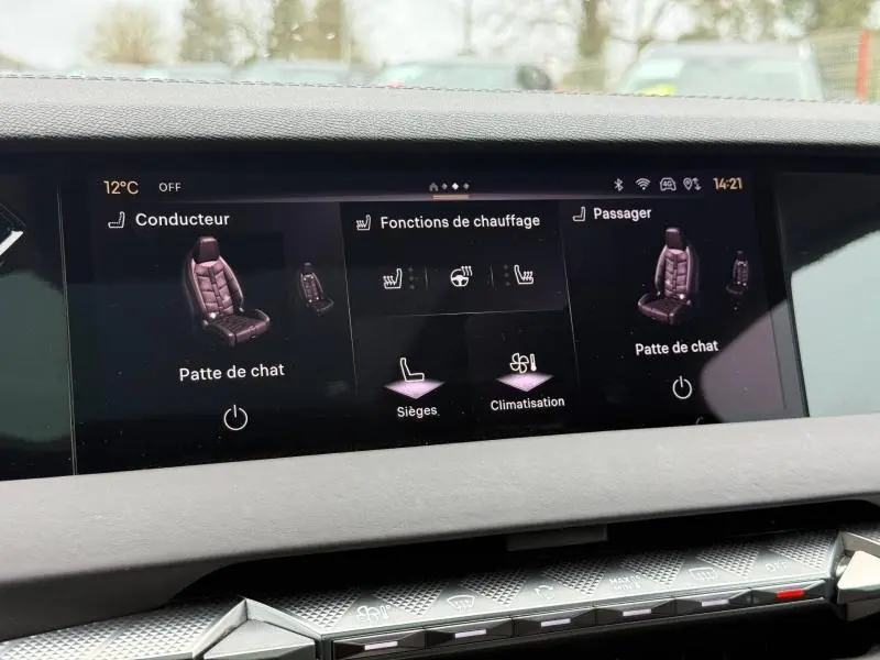 Écran tactile intérieur du DS4 2023 affichant les fonctions de chauffage des sièges conducteur et passager.