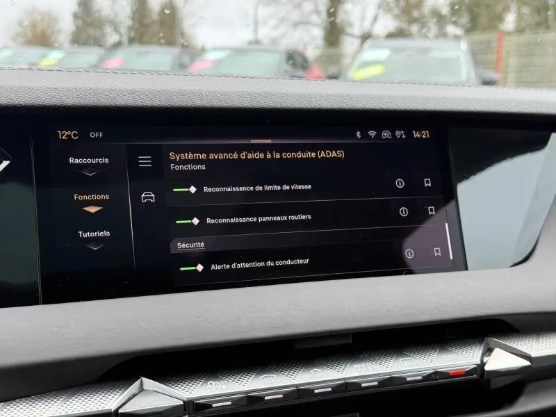 Écran tactile du système d’aide à la conduite sur tableau de bord du DS4 2023 gris Platinium, vue intérieure frontale.