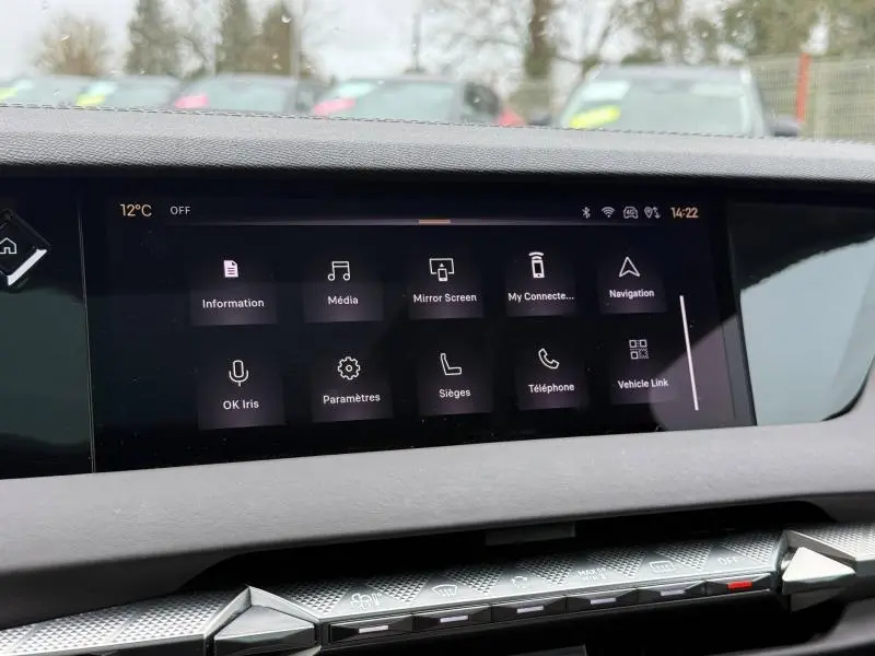 Écran tactile central du tableau de bord du DS4 2023, affichant les menus multimédias et de navigation.