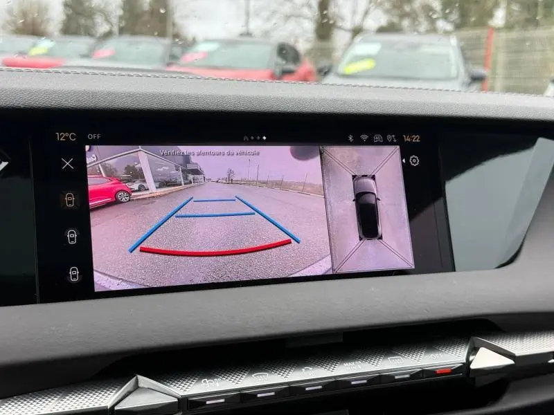 Écran intérieur montrant la caméra de recul et vue 360° du DS4 Gris Platinium, avec affichage des lignes de guidage.