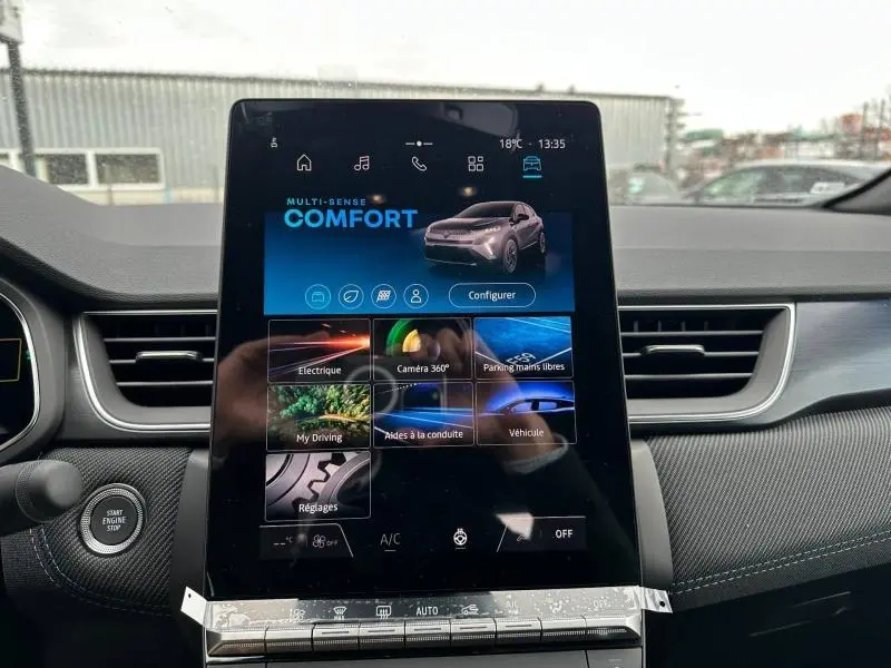 Écran tactile central du Renault Captur 2026 en mode Multi-Sense Comfort, intérieur avec tableau de bord gris.