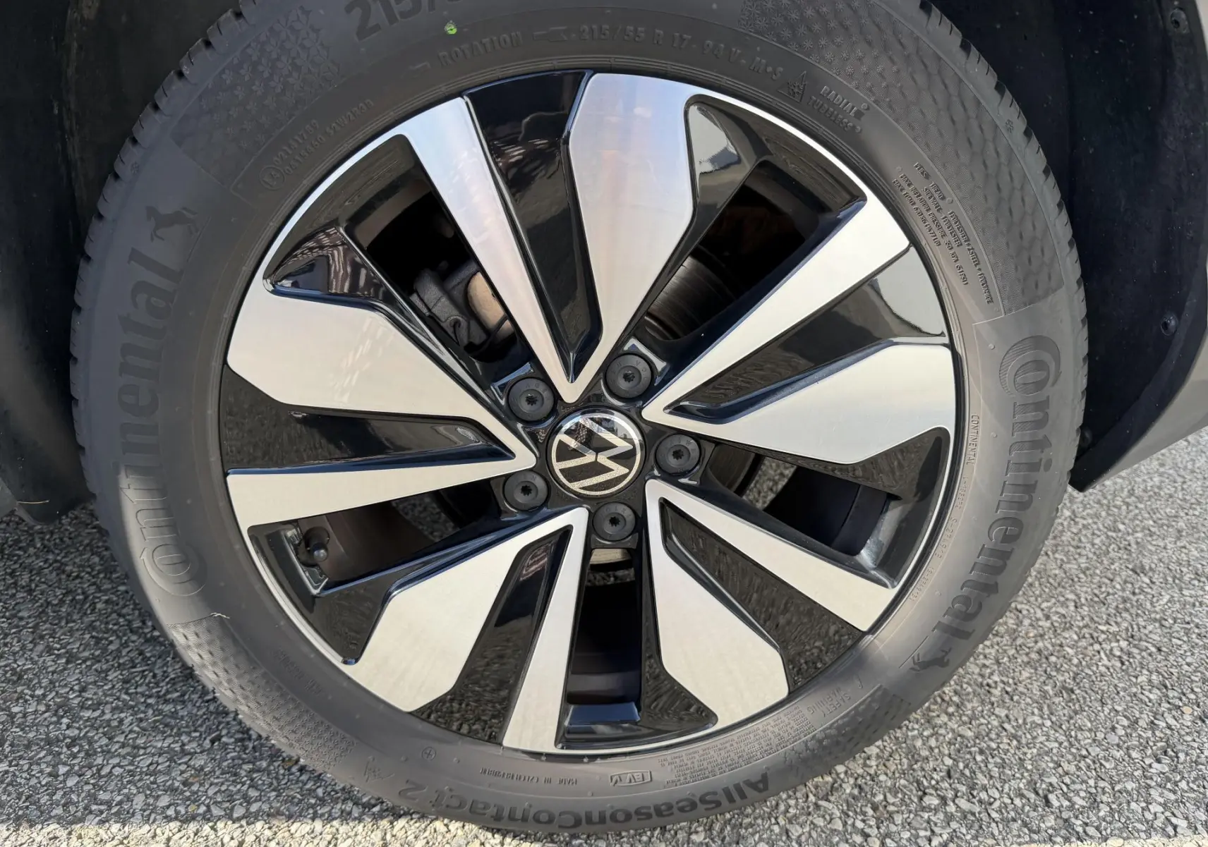 Gros plan sur la jante alliage 17 pouces Zurich bicolore noir et argent du Volkswagen T-Roc noir 2025.