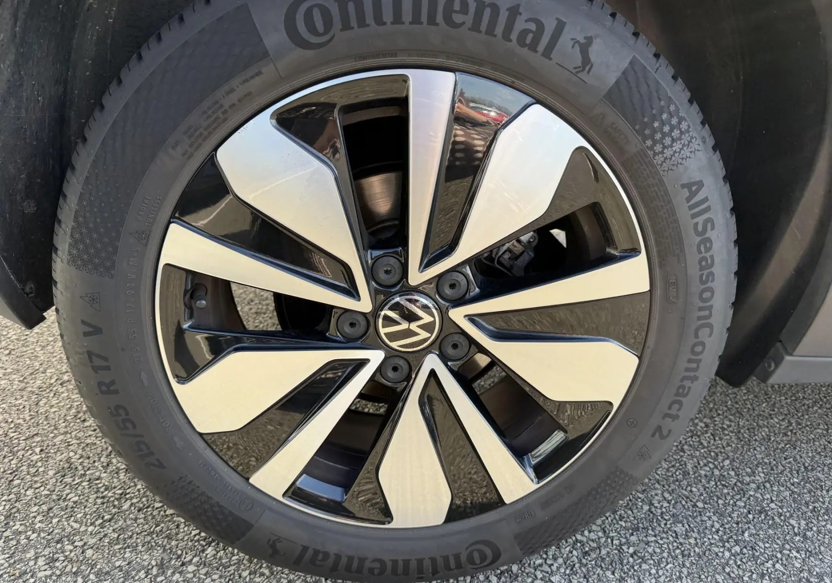 Gros plan sur la jante en alliage 17 pouces Zurich bicolore noir et argent du Volkswagen T-Roc noir 2025.