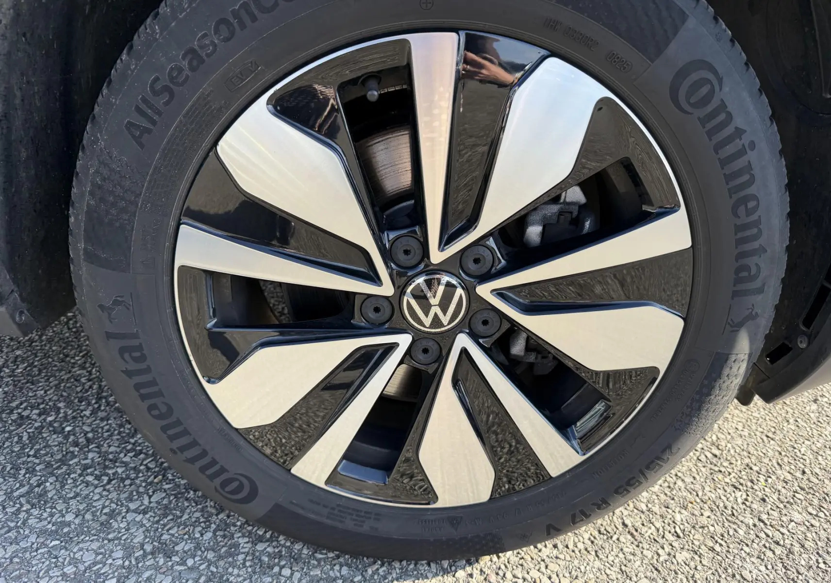 Gros plan sur la jante alliage 17 pouces bicolore noir et argent du Volkswagen T-Roc 2025 avec pneu Continental.