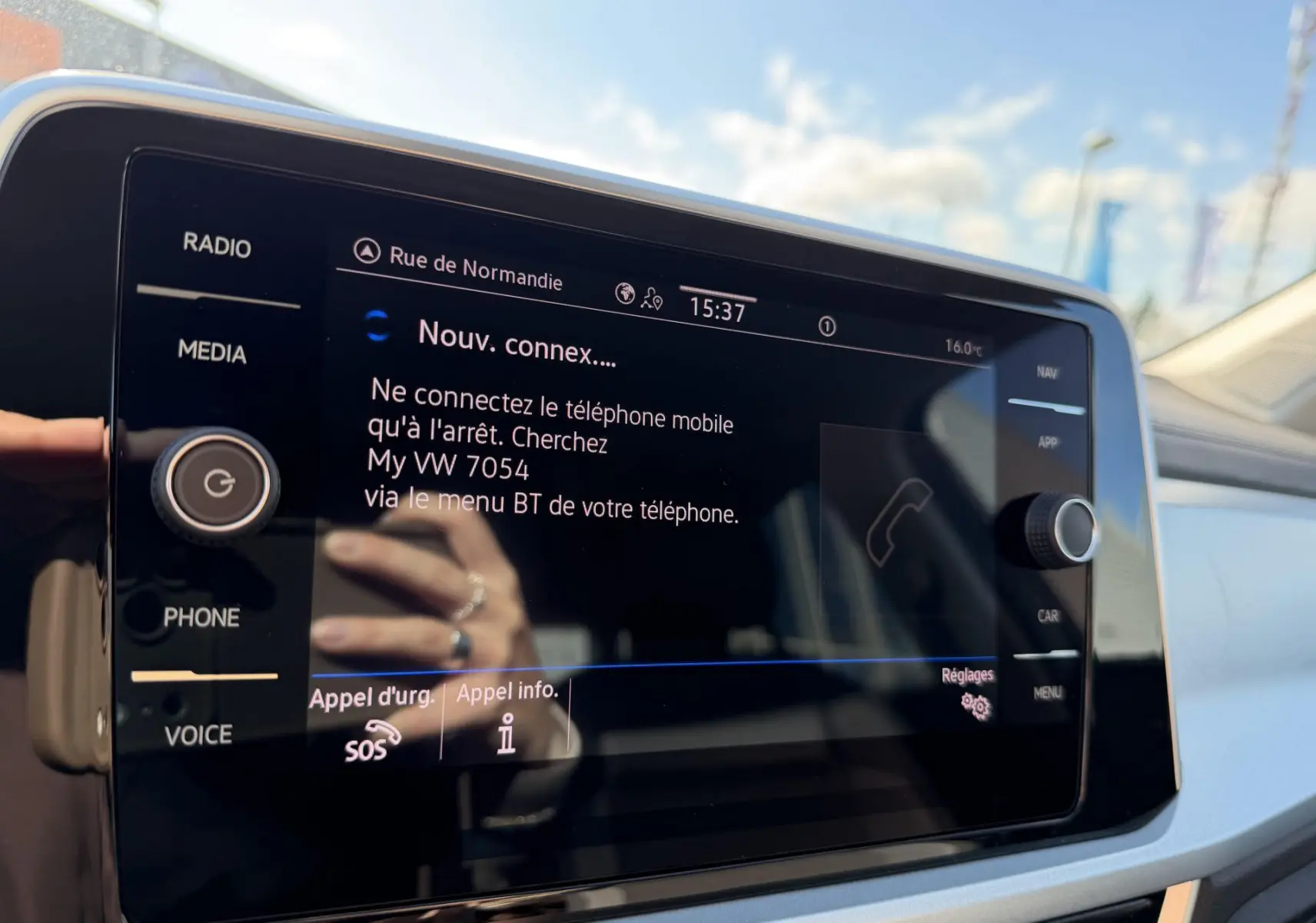 Écran tactile central du Volkswagen T-Roc 2025 affichant la connexion Bluetooth, vue intérieure côté passager.