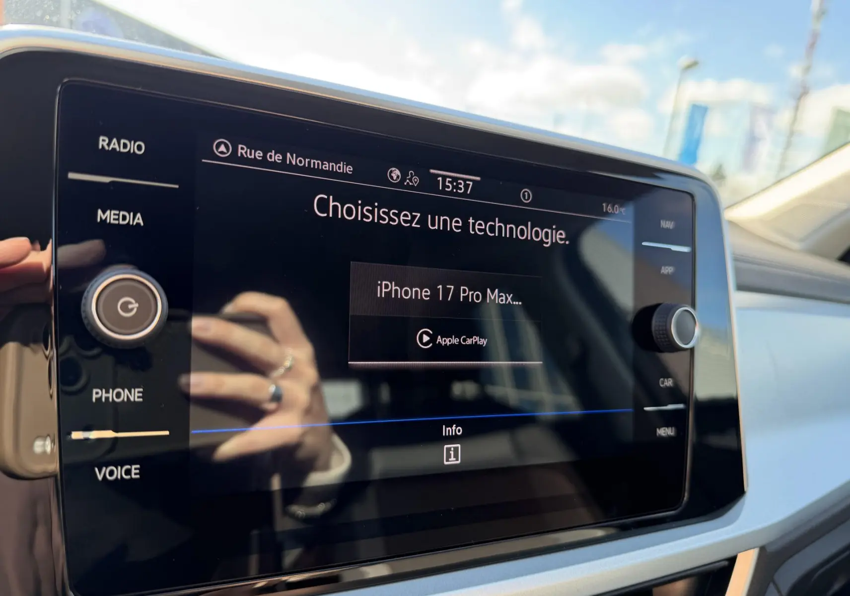 Écran tactile central du Volkswagen T-Roc 2025 affichant la connexion Apple CarPlay, vue intérieure côté passager.
