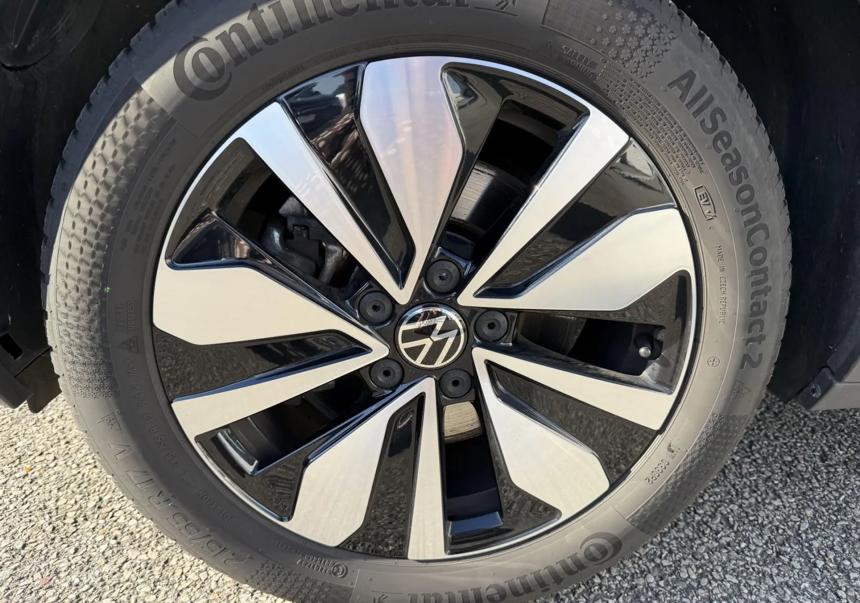Gros plan sur la jante alliage 17 pouces Zurich bicolore noir et argent du Volkswagen T-Roc noir 2025.