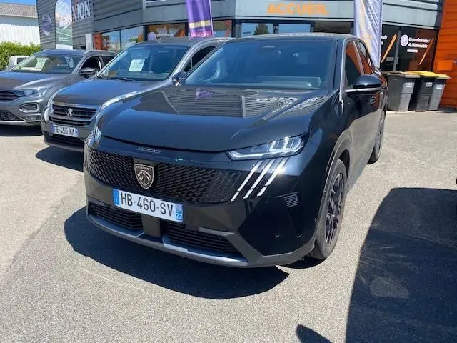 Peugeot 3008 2024 noir en 3/4 avant droit, avec calandre noire et feux LED distinctifs à trois griffes verticales.