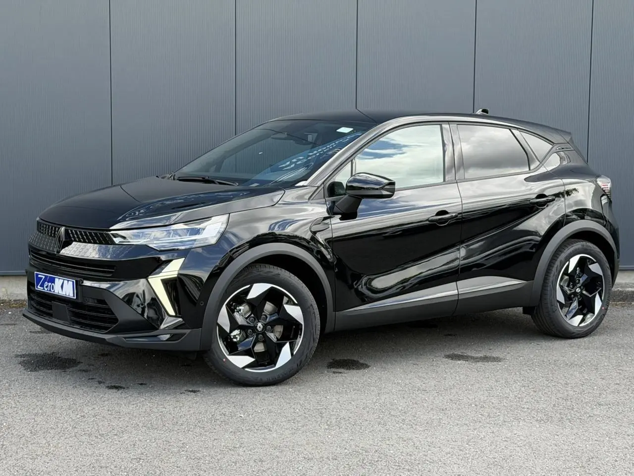 Renault Captur 2026 noir étoilé en 3/4 avant droit, avec jantes aluminium noires et détails modernes lumineux.