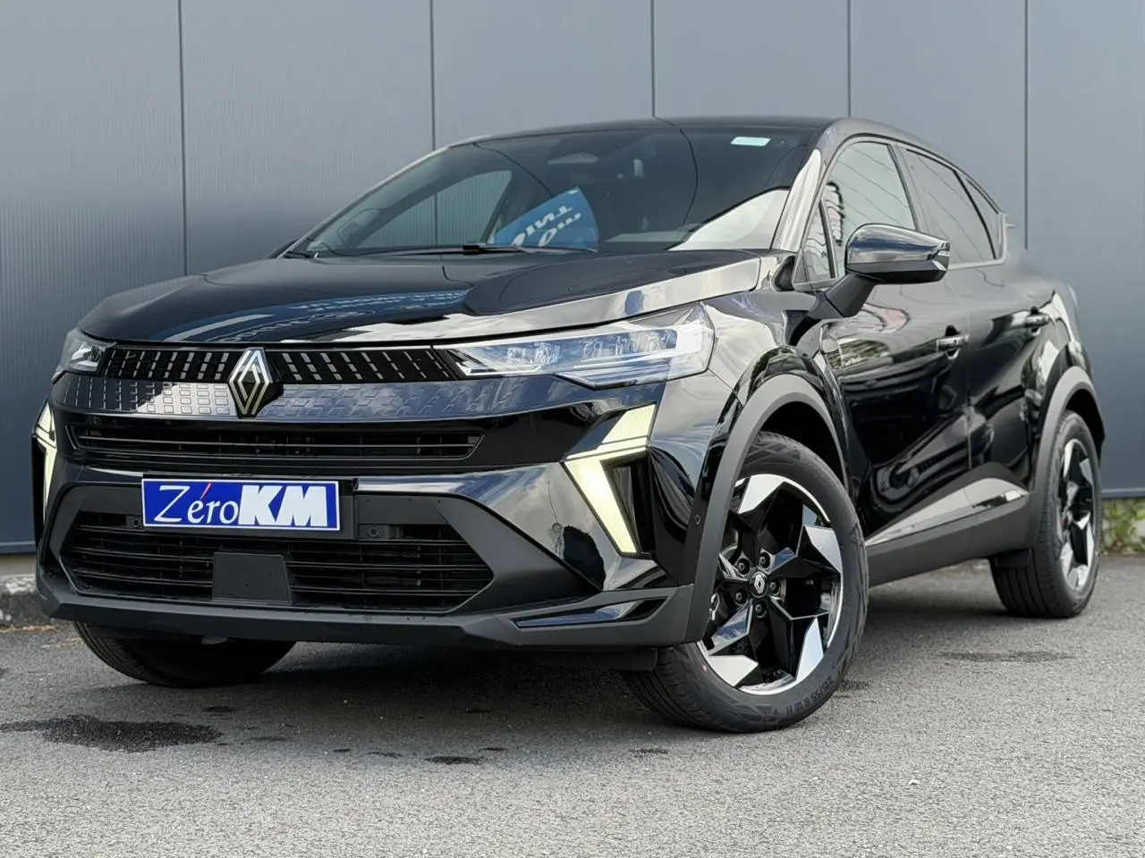 Renault Captur 2026 noir étoile en 3/4 avant droit, avec jantes aluminium noires et éclairage LED distinctif.