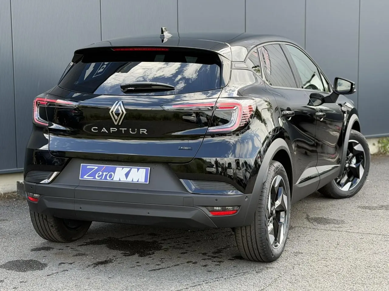 Vue 3/4 arrière droite du Renault Captur noir étoilé 2026 avec jantes aluminium noires et feux LED distinctifs.