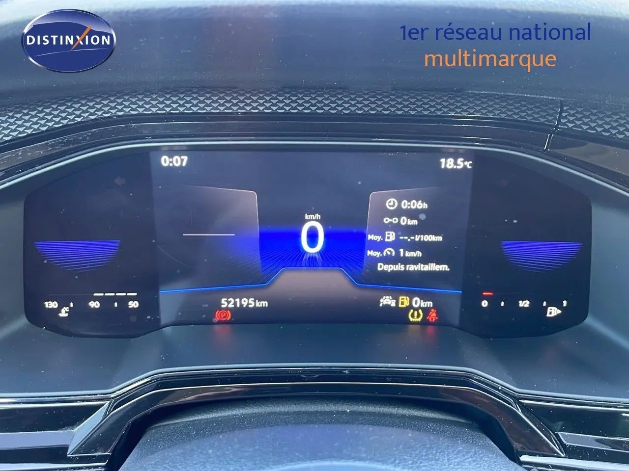 Tableau de bord numérique du Volkswagen Taigo 2022 affichant 52195 km, vitesse zéro et température extérieure 18,5°C.