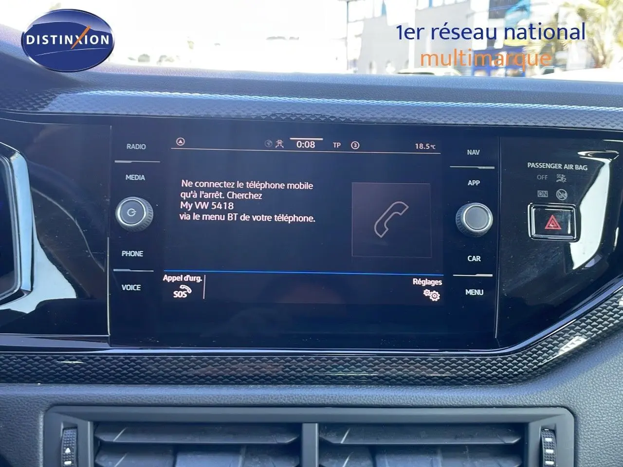 Écran tactile central du tableau de bord du Volkswagen Taigo gris cendre, affichant les options de connexion Bluetooth.