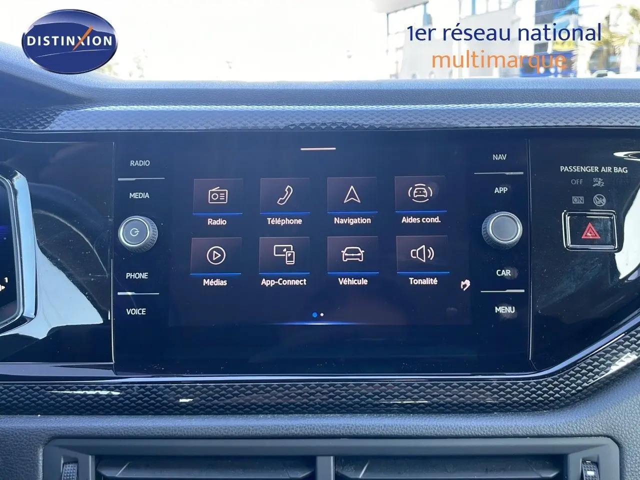 Écran tactile central du tableau de bord du Volkswagen Taigo 2022 affichant les options multimédia et navigation.