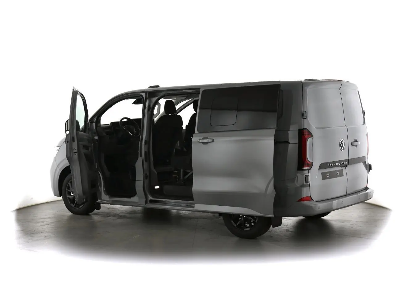 Vue 3/4 arrière droite du Volkswagen Transporter gris Stone 2025 avec portes avant et latérale gauche ouvertes.