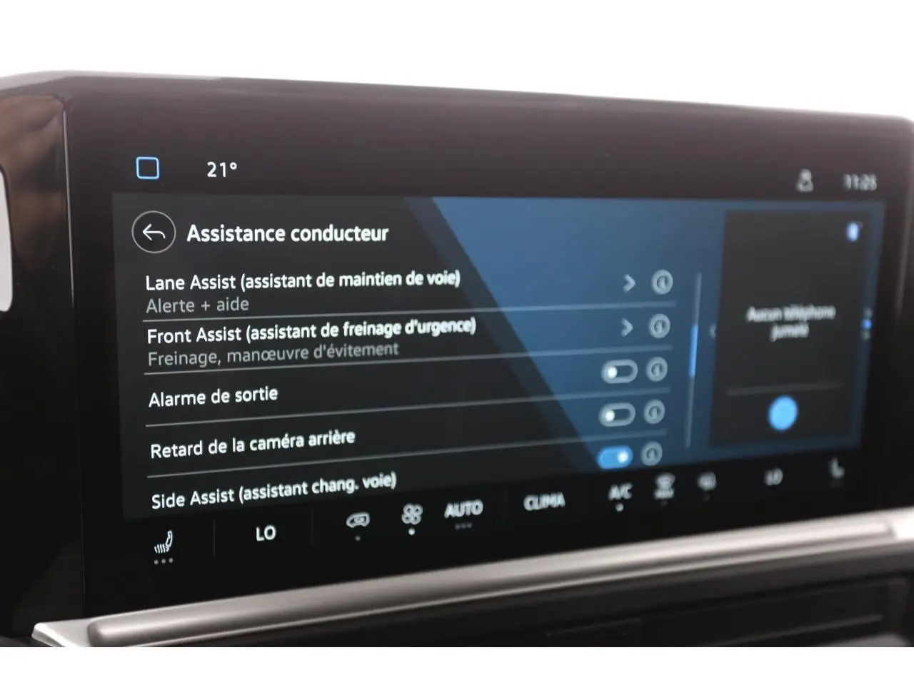 Écran tactile intérieur du Volkswagen Transporter T7 affichant les options d'assistance conducteur.