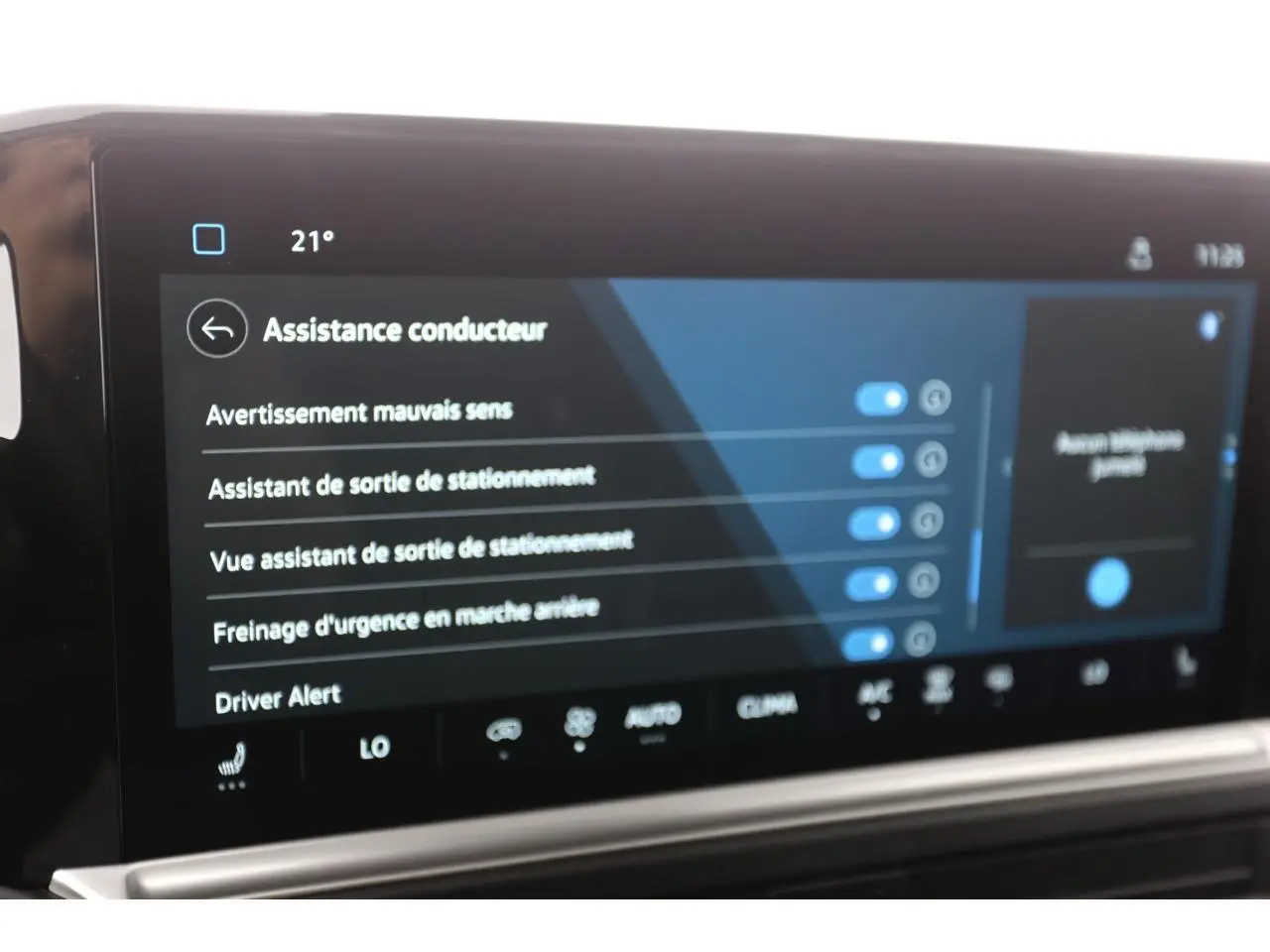 Écran tactile intérieur du Volkswagen Transporter T7 affichant les options d’assistance conducteur en mode nuit.