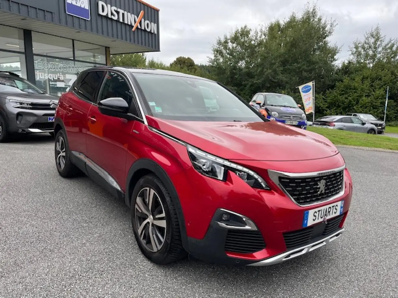 Vue 3/4 avant d'un Peugeot 3008 GT Line rouge Ultimate avec jantes alliage bi-ton et toit noir Diamond.
