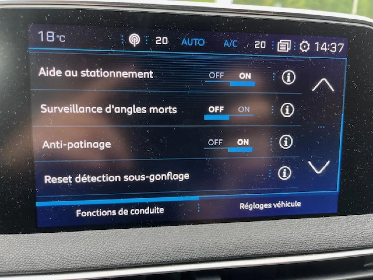 Écran tactile du Peugeot 3008 GT Line 2019 montrant les réglages d'aide à la conduite avec interface en français.