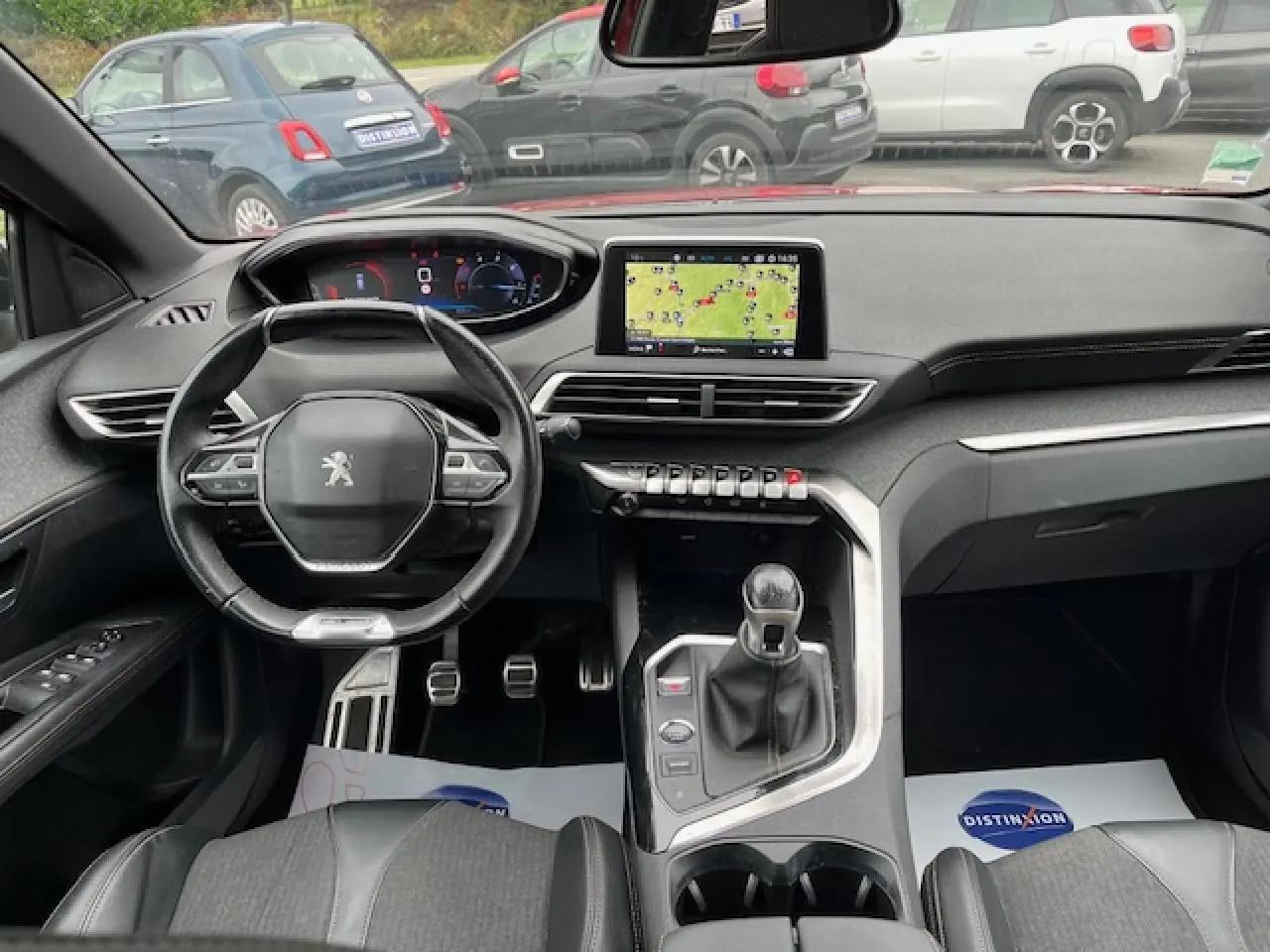 Vue intérieure du poste de conduite du Peugeot 3008 GT Line 2019 avec volant compact, écran tactile et levier de boîte manuelle.