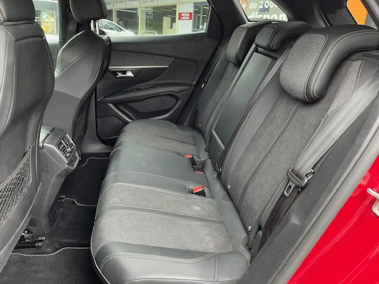 Vue latérale droite de l'habitacle arrière du Peugeot 3008 GT Line 2019 avec sièges TEP et tissu gris.