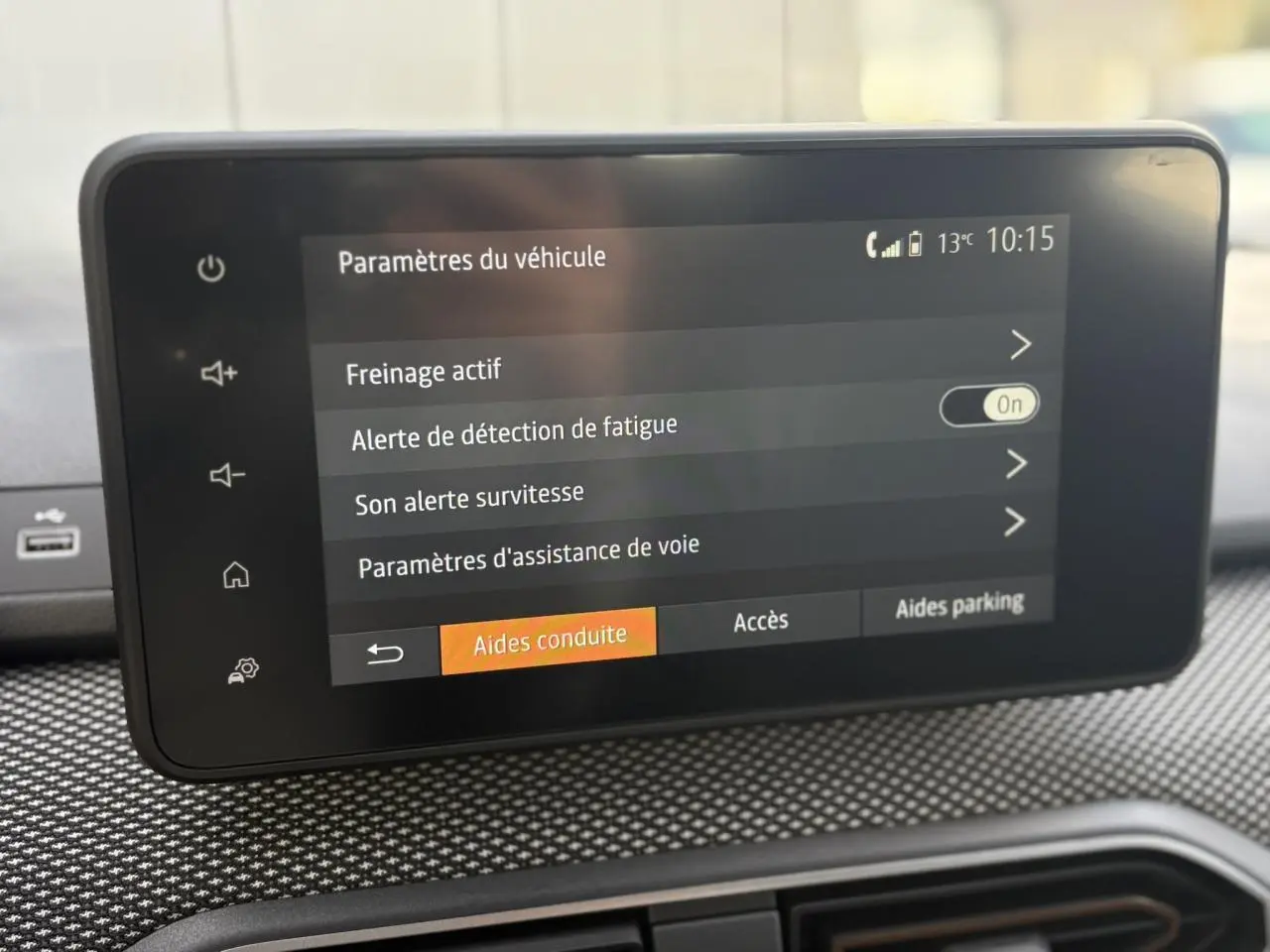 Écran tactile central du tableau de bord de la Dacia Sandero Stepway 2025 affichant les paramètres d'aide à la conduite.