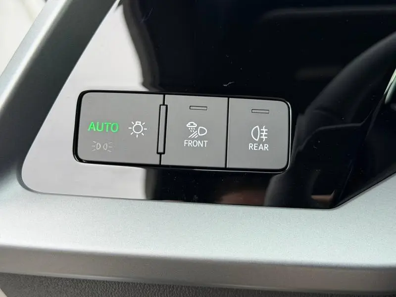 Gros plan sur les commandes d’éclairage automatique et antibrouillard avant/arrière de l’Audi A3 Sportback blanc Arkona.