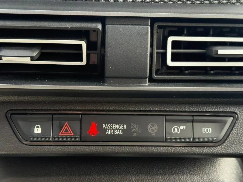 Détail du tableau de bord du Dacia Jogger 2025 montrant les voyants de sécurité et les commandes ECO, vu de face.