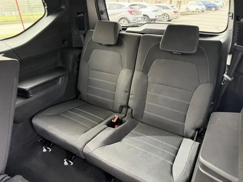 Vue intérieure sur la troisième rangée de sièges noirs du Dacia Jogger 2025, avec appuie-têtes et ceinture de sécurité visibles.