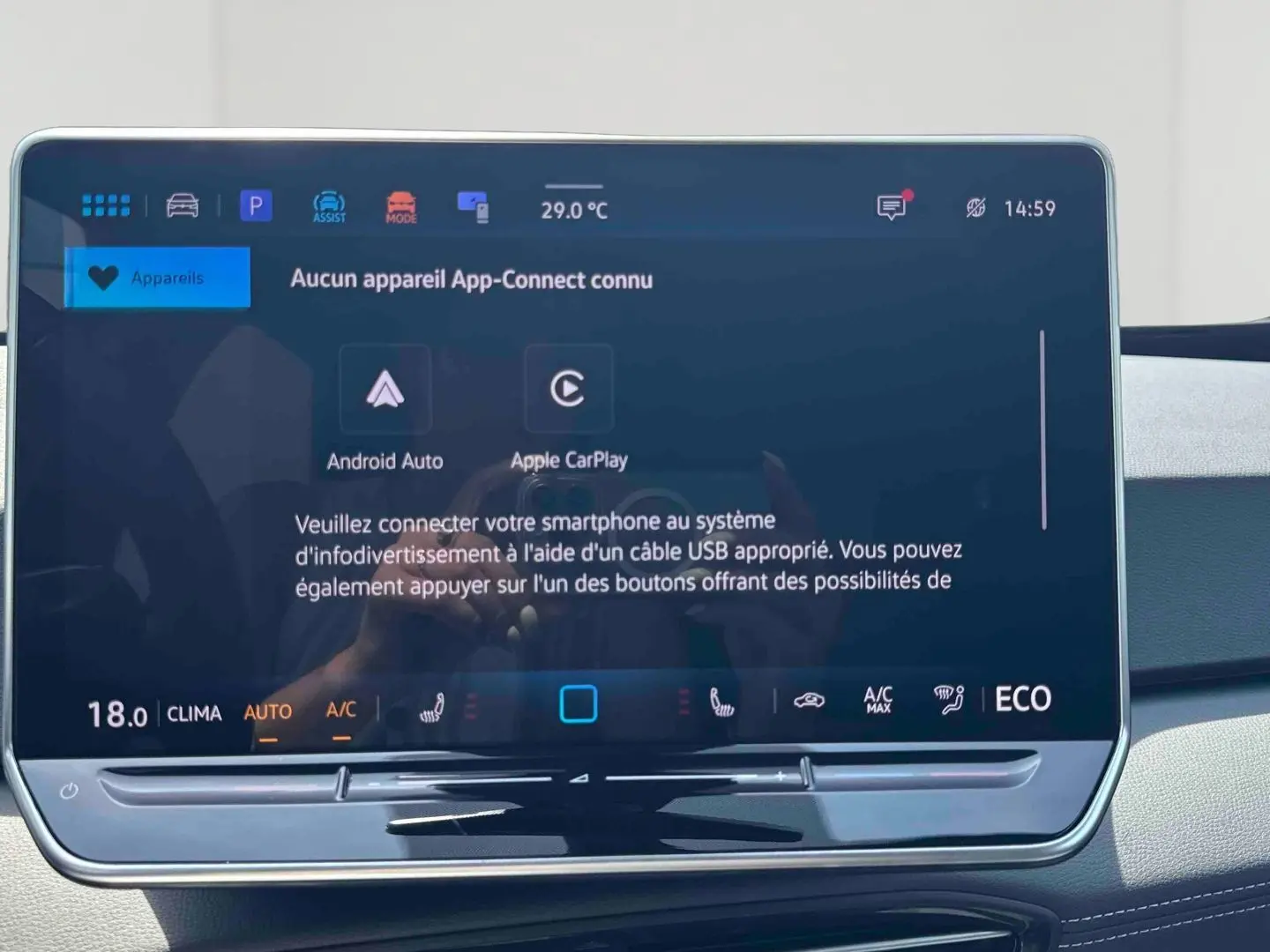 Vue intérieure centrée sur l'écran tactile 12,9 pouces du Volkswagen ID.3 2025 avec interface App-Connect inactive.