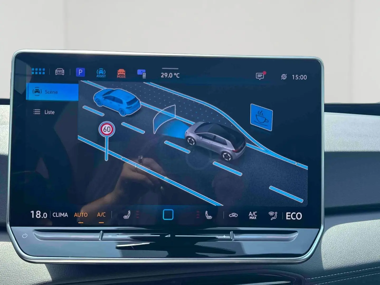 Écran tactile central affichant l'assistance au stationnement et la détection de voie du Volkswagen ID.3 2025.