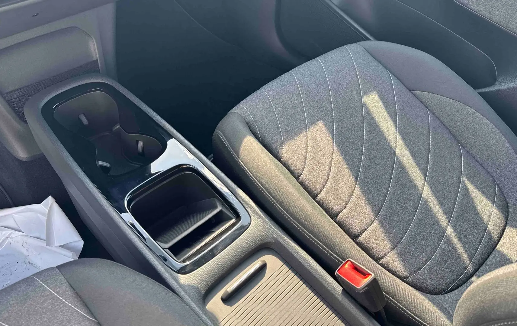 Vue rapprochée de la console centrale et du siège avant droit gris foncé du Volkswagen ID.3 2025.