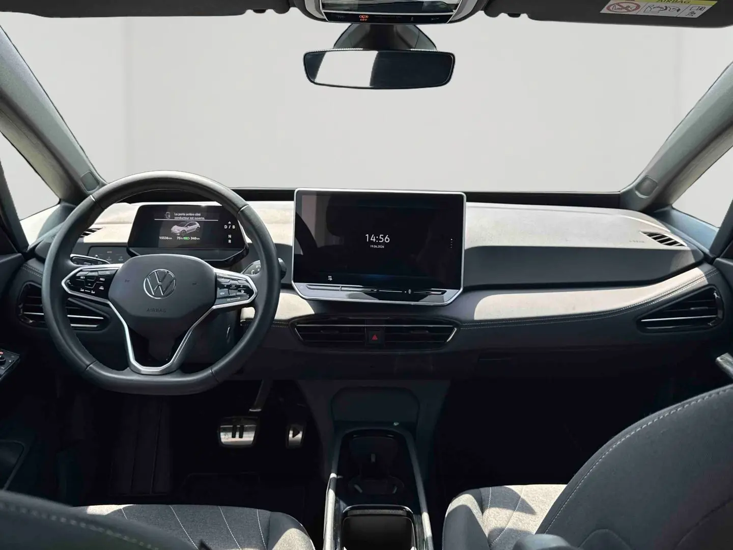 Vue intérieure frontale du tableau de bord et volant noir du Volkswagen ID.3 204 ch Pro S avec écran tactile central.