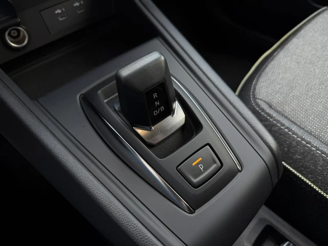 Gros plan sur la console centrale noire du Renault Captur 2026 avec levier de vitesses automatique et bouton de parking.