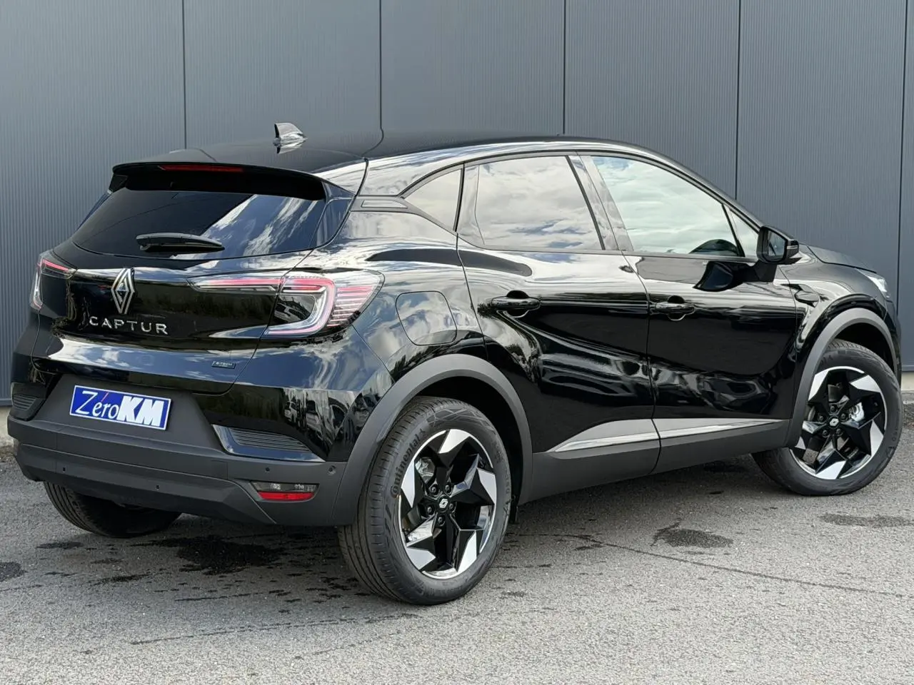 Renault Captur noir étoilé en 3/4 arrière droit, avec jantes aluminium 18 pouces Black Hole et vitres surteintées.