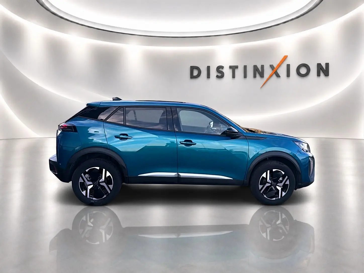 Peugeot 2008 bleu obsession en profil droit dans un showroom avec jantes alliage et vitres teintées.