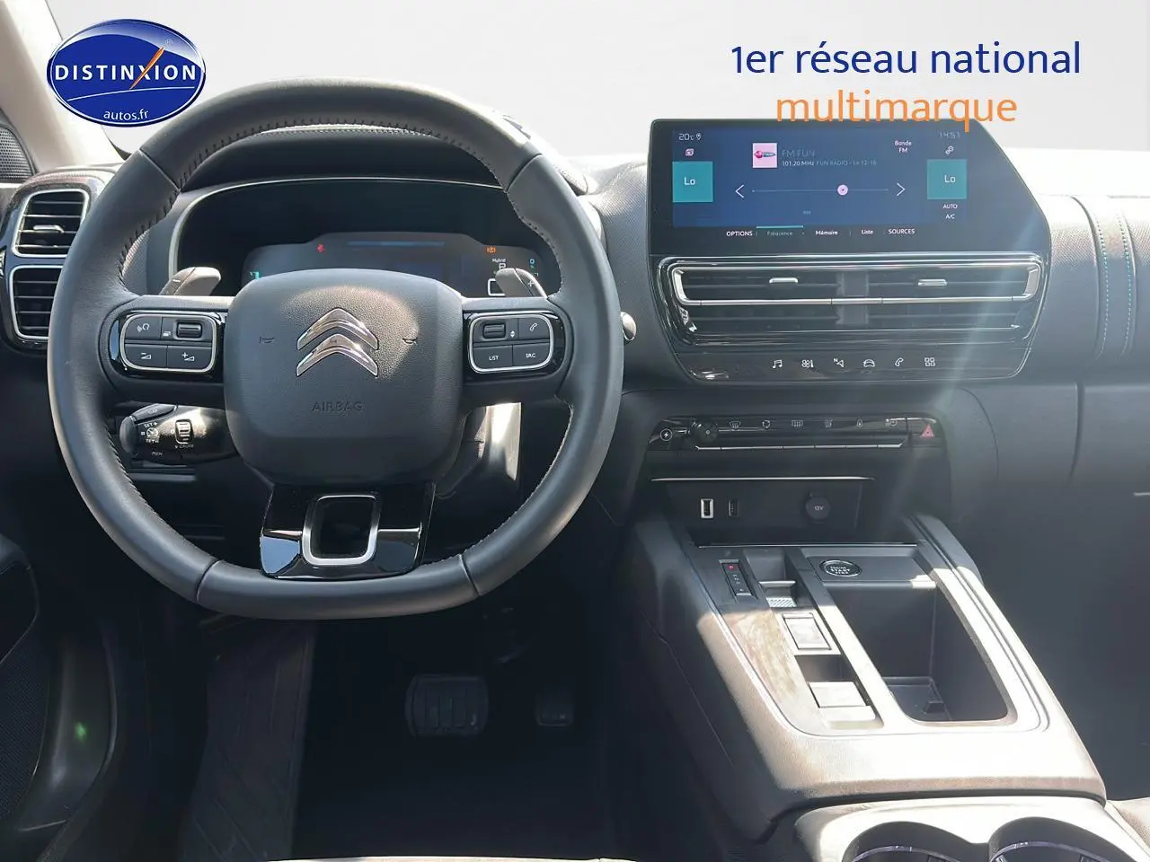 Intérieur de la Citroën C5 Aircross 2024, vue centrée sur le volant cuir et l'écran tactile du tableau de bord.