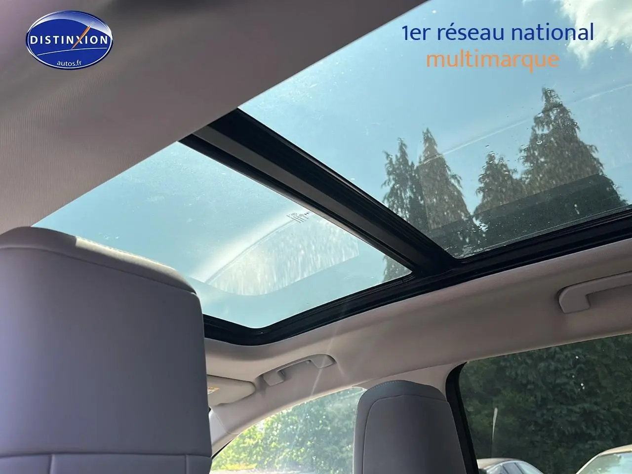 Toit panoramique en verre du Citroën C5 Aircross gris platinium vu de l'intérieur côté avant droit.