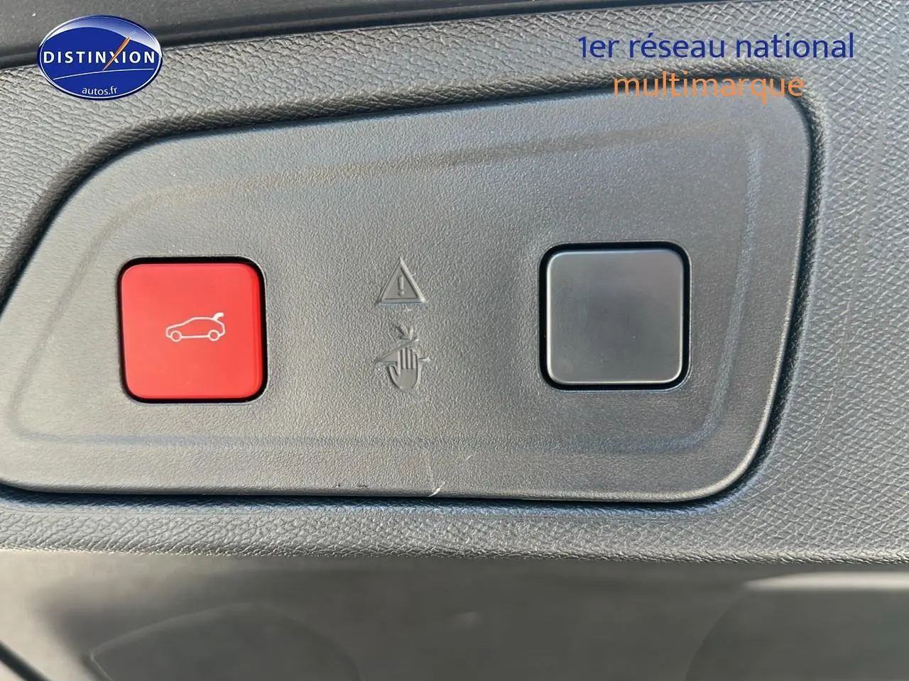 Bouton rouge d'ouverture de hayon motorisé sur panneau intérieur d'une Citroën C5 Aircross gris platinium 2024.