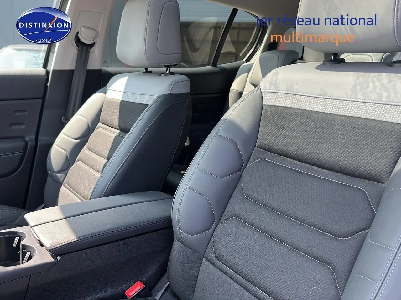 Gros plan sur les sièges avant en tissu brun et cuir noir du Citroën C5 Aircross 2024 gris platinium.