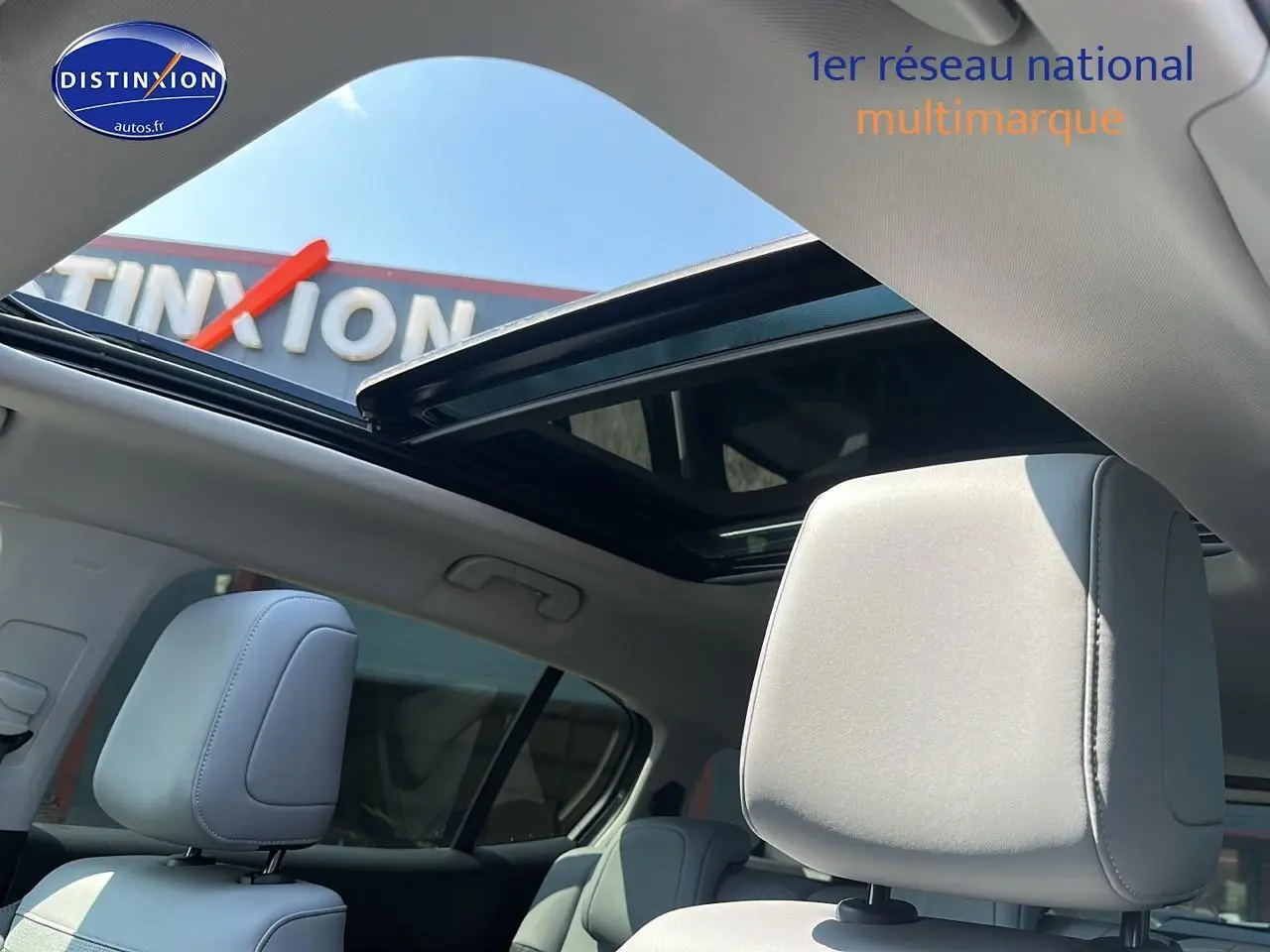 Vue intérieure du toit ouvrant panoramique et des appuie-têtes gris clair du Citroën C5 Aircross 2024.