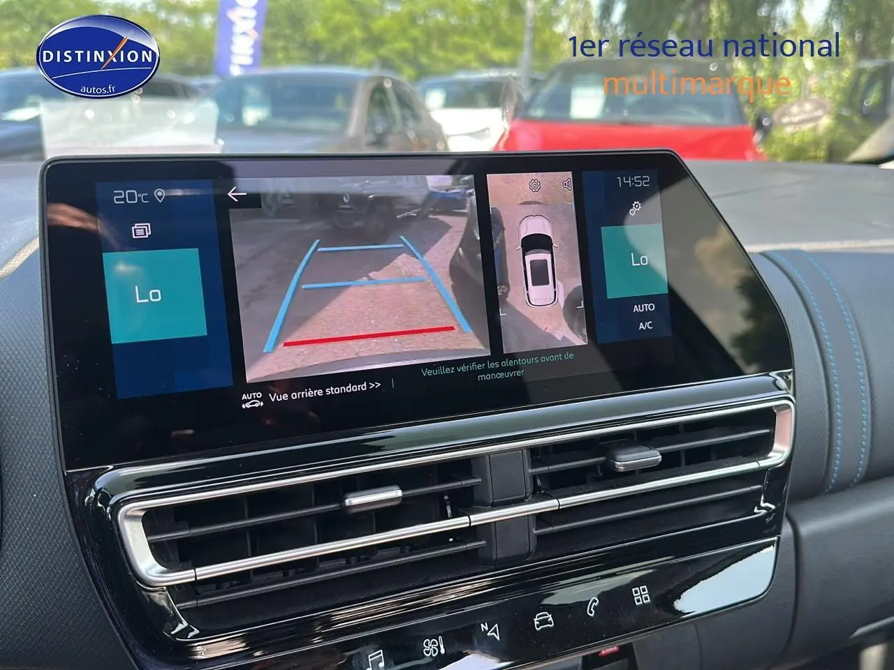 Écran tactile affichant la caméra de recul et la vue 360 dans l'habitacle du Citroën C5 Aircross 2024.