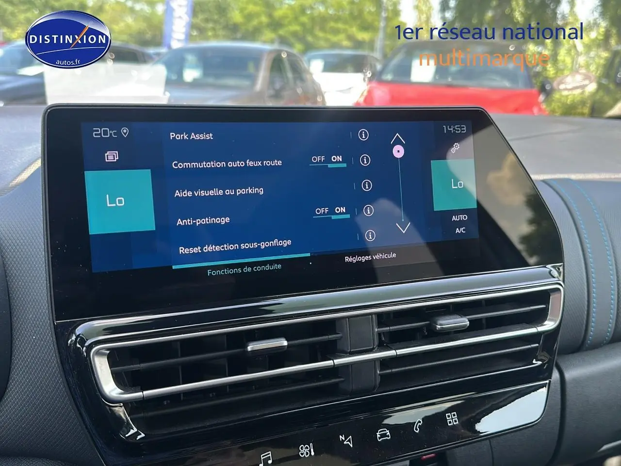 Écran tactile central et tableau de bord en cuir bleu du Citroën C5 Aircross gris platinium 2024, vue intérieure frontale