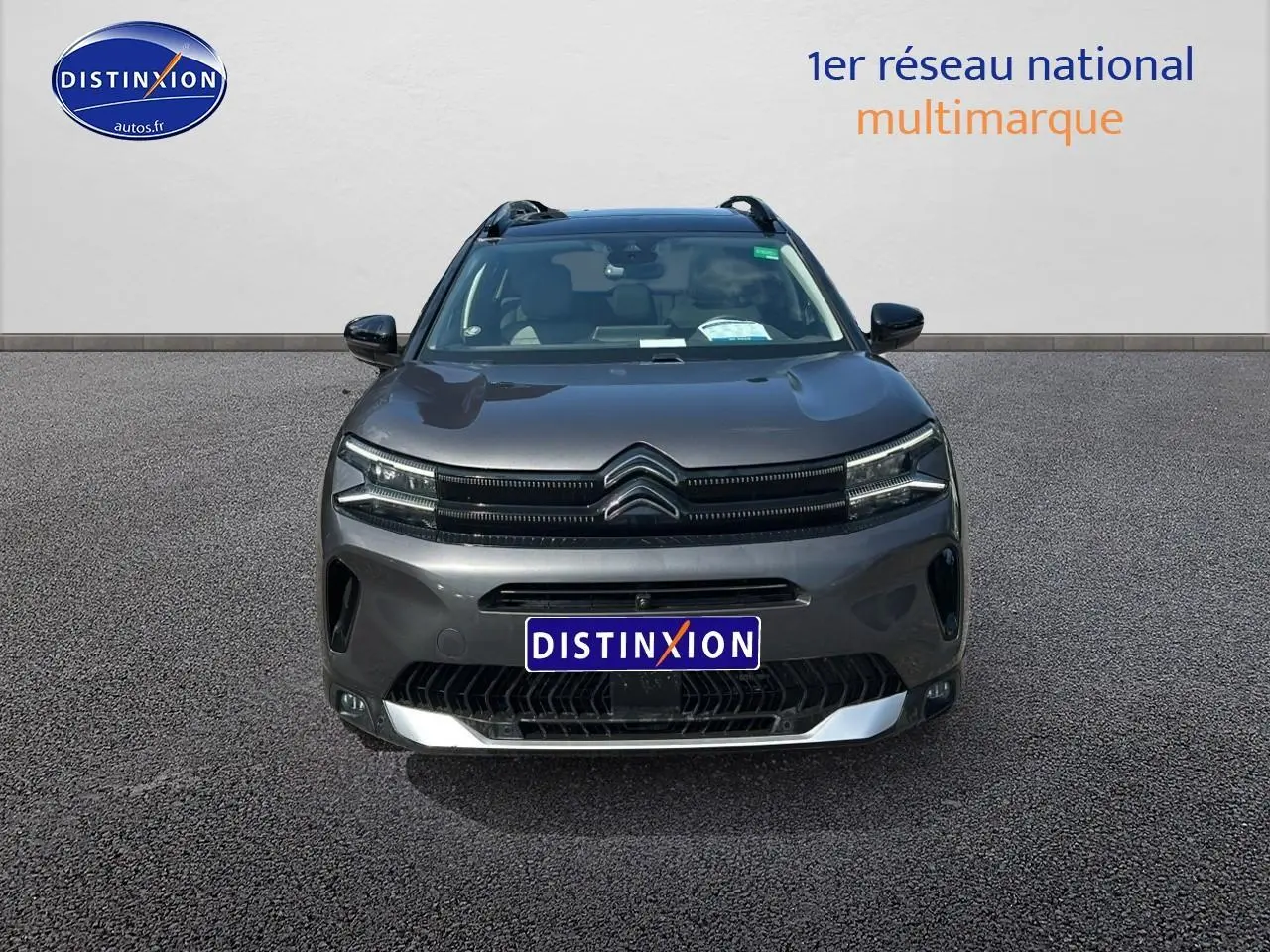 Citroën C5 Aircross gris platinium vue de face avec calandre distinctive et barres de toit visibles