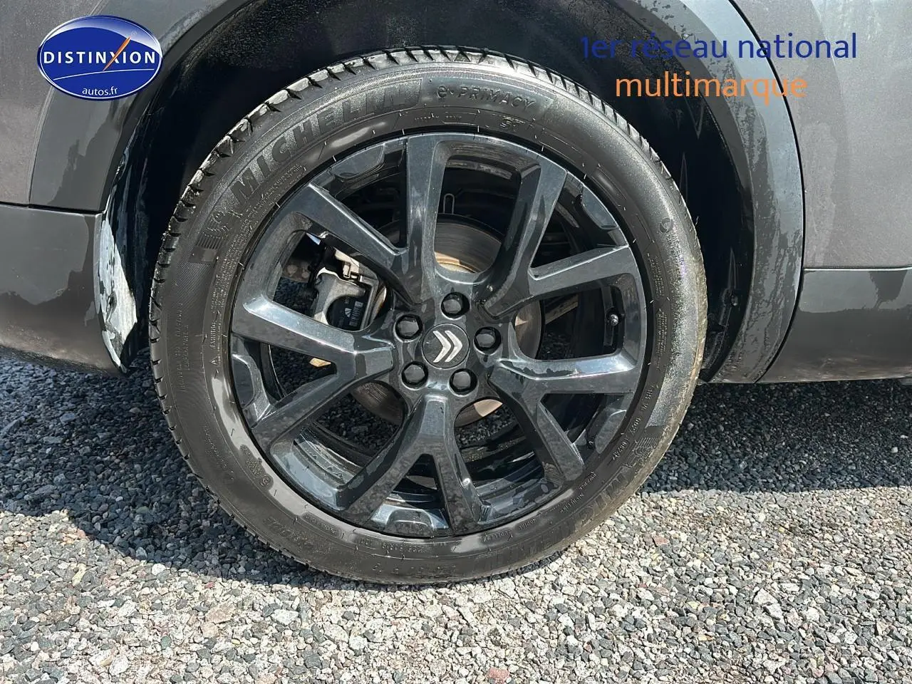 Gros plan sur la roue avant droite gris platinium du Citroën C5 Aircross avec jante alu noire brillante.