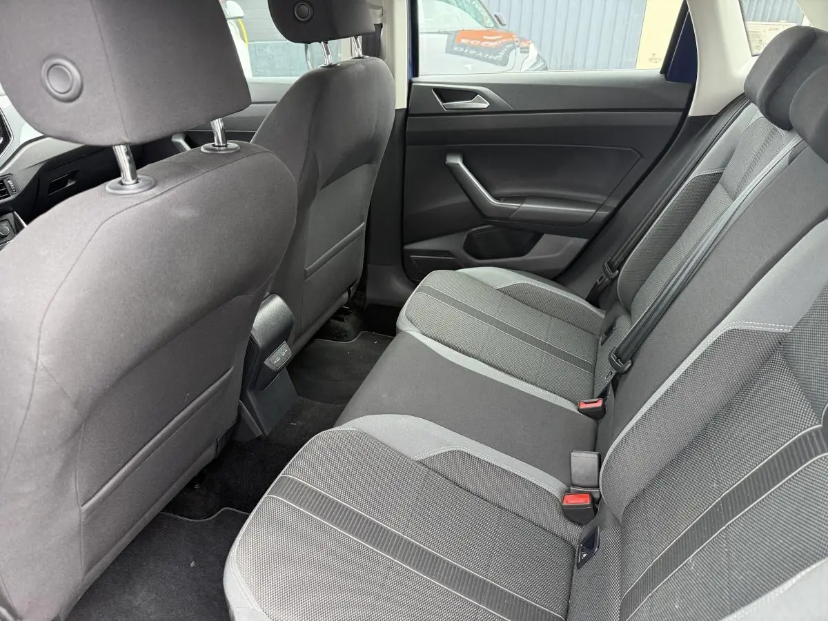 Vue intérieure arrière droite des sièges tissu gris de la Volkswagen Polo 1.0 TSI R-Line 2021.